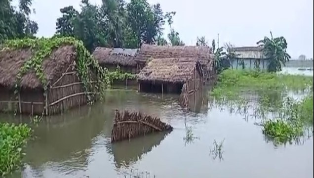 Bihar flood fury forces people to live on highway!