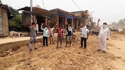 निर्माण कार्य अधर में लटकने से दुकानदार परेशान, किया प्रदर्शन