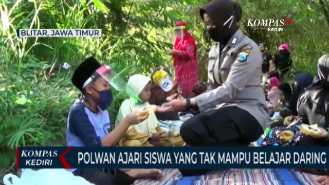 Polwan Ajari Siswa Yang Tak Mampu Belajar Daring