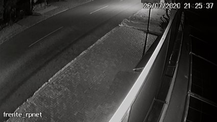 Vídeo mostra carro que atingiu árvore antes de colisão no Bairro Santa Felicidade