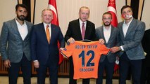 Cumhurbaşkanı Erdoğan, şampiyon Başakşehir'i kabul etti