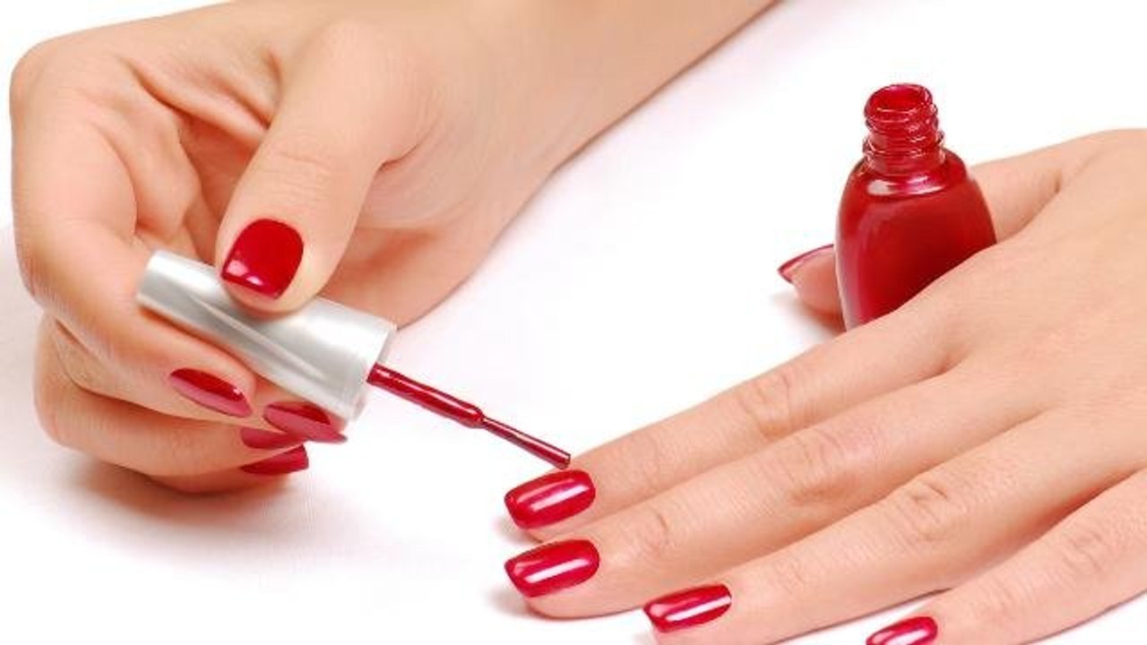 حيل وخطوات لتطبيق طلاء أظافر مثالي في المنزل