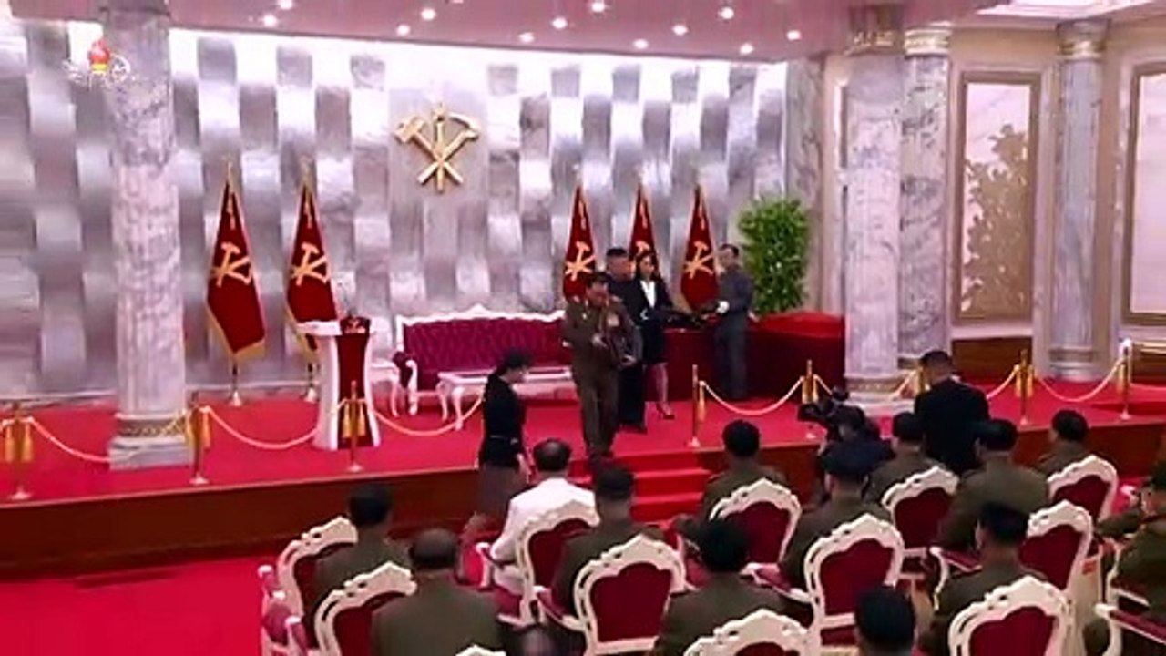 Kim Jong Un verschenkt Pistolen