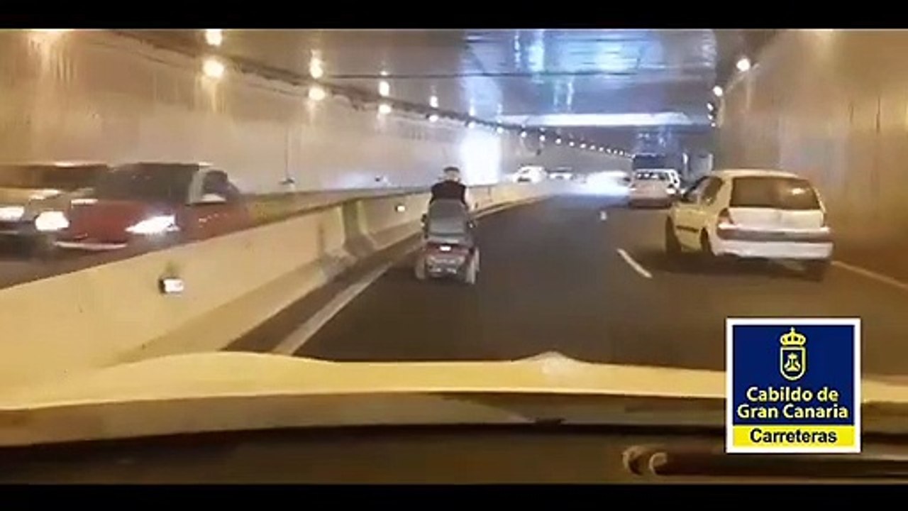 Un hombre paraliza el tráfico con una silla de ruedas eléctrica