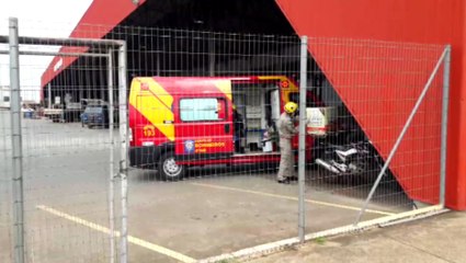 Jovem ferido é socorrido na Av. Tancredo Neves