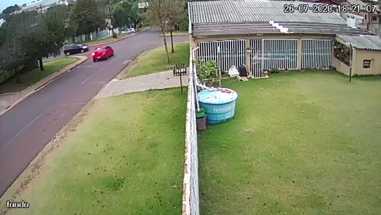 Vídeo mostra forte colisão entre carros no Parque São Paulo