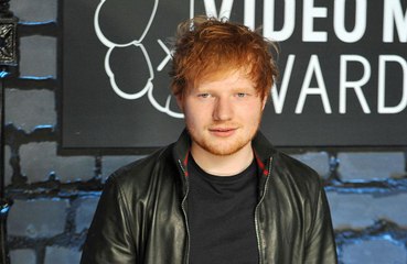 Ed Sheeran confessa exagero em bebidas após ler biografia de Elton John