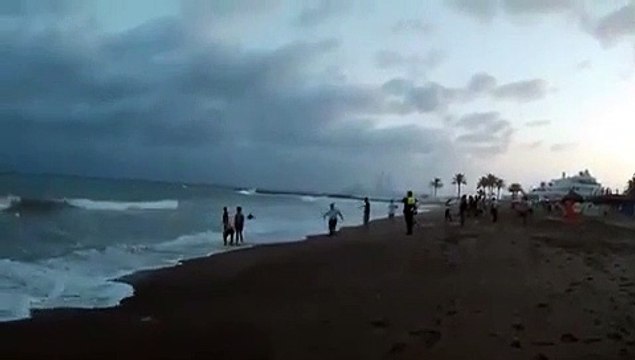 Vendedores ambulantes senegaleses salvam menor espanhola de afogamento