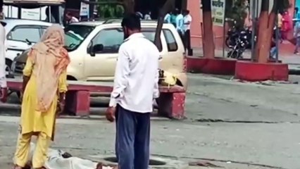 शर्मनाक: बारिश में बुजुर्ग का शव सड़क पर रख घंटो मदद की गुहार लगाती रही महिला