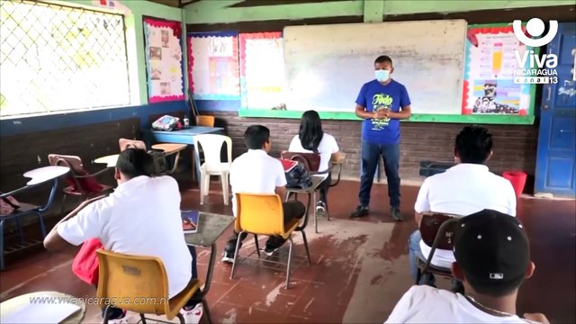 Estudiantes de educación a distancia en el campo regresan a clases