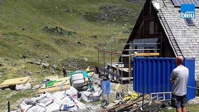 Le refuge d'Ayous installe des toilettes sèches grâce à un hélicoptère