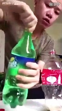 Il réussit à boire 4 bouteilles de soda en 1 minute... Dingue