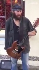 Il joue  du Hendrix à la guitare avec une main... Quel talent