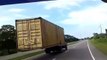 Un routier transporte un conteneur d'une façon risquée...