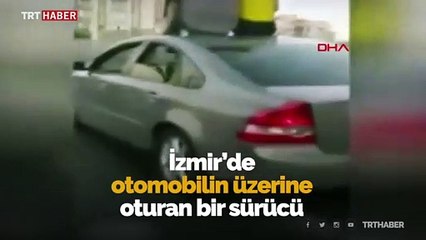 İzmir'de otomobil üzerinde tehlikeli yolculuk