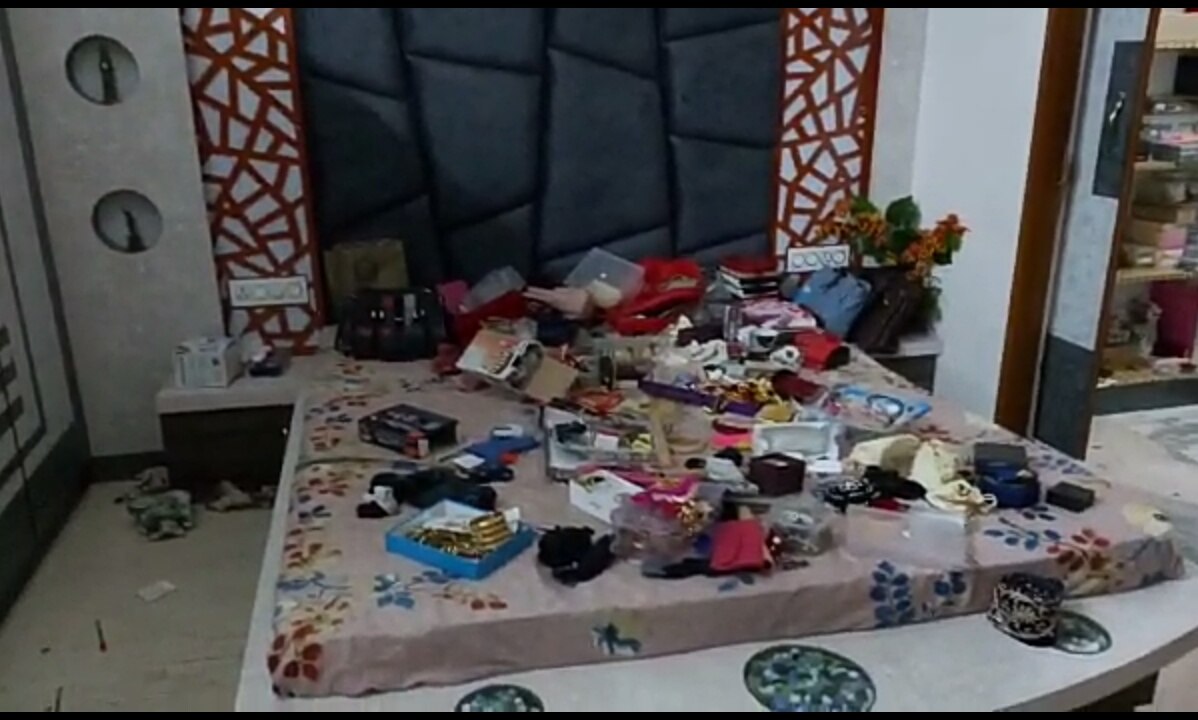 सूखा मेवा व्यापारी के घर से 20 लाख रुपए, 60 तोल...