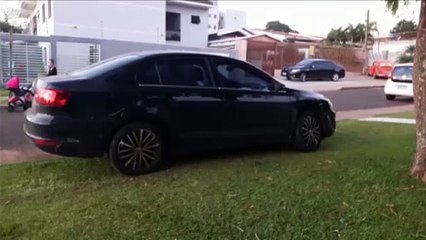 Carros se envolvem em colisão no Bairro Coqueiral