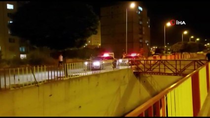 Direksiyon hakimiyeti kaybolan otomobil kanala düştü: 2 yaralı