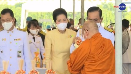 นายกฯ นำ ครม. ตักบาตรวันเฉลิมพระชนมพรรษา พระบาทสมเด็จพระเจ้าอยู่หัว