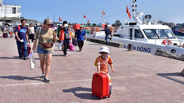 Đảo Lý Sơn: Đưa 3.000 du khách vào đất liền, dừng đón khách du lịch | VTC