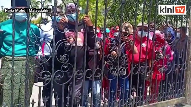 Luar pagar mahkamah kecoh, polis beri amaran jaga SOP