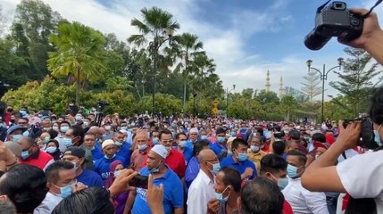 Najib's supporters protest outside KL courthouse