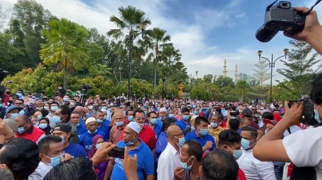 Najib's supporters protest outside KL courthouse