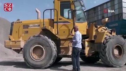 Kuş yavrularını iş makinesinde büyütüyor