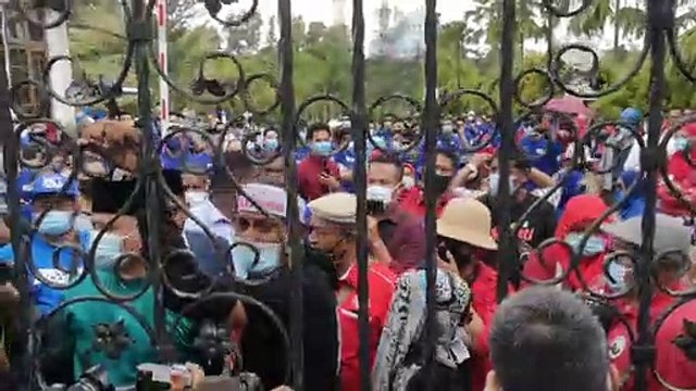 Najib’s supporters defy RMCO SOPs to gather outside the Kuala Lumpur High Court