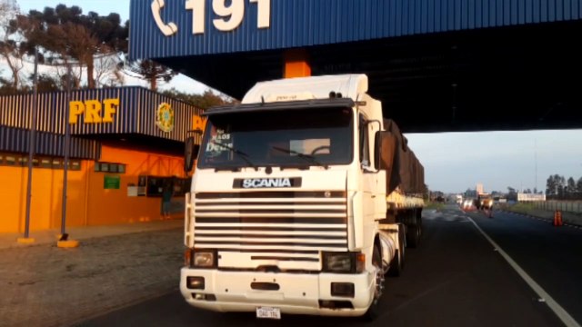 Carreta é apreendida com cigarros contrabandeados na BR-277