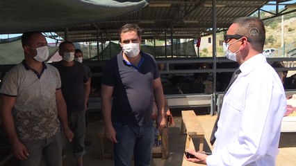 İzmir'deki kurban pazarlarında yoğunluk azalsa da satışlar düşmedi