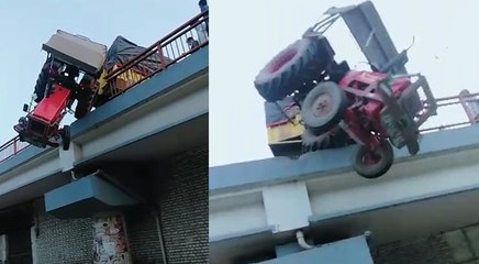 VIDEO: दिल्ली में फ्लाईओवर ब्रिज पर ऐसे उल्टा लटक गया टैक्टर