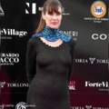 Carol Alt foule le tapis rouge à Sardaigne dans une robe moulante et transparente