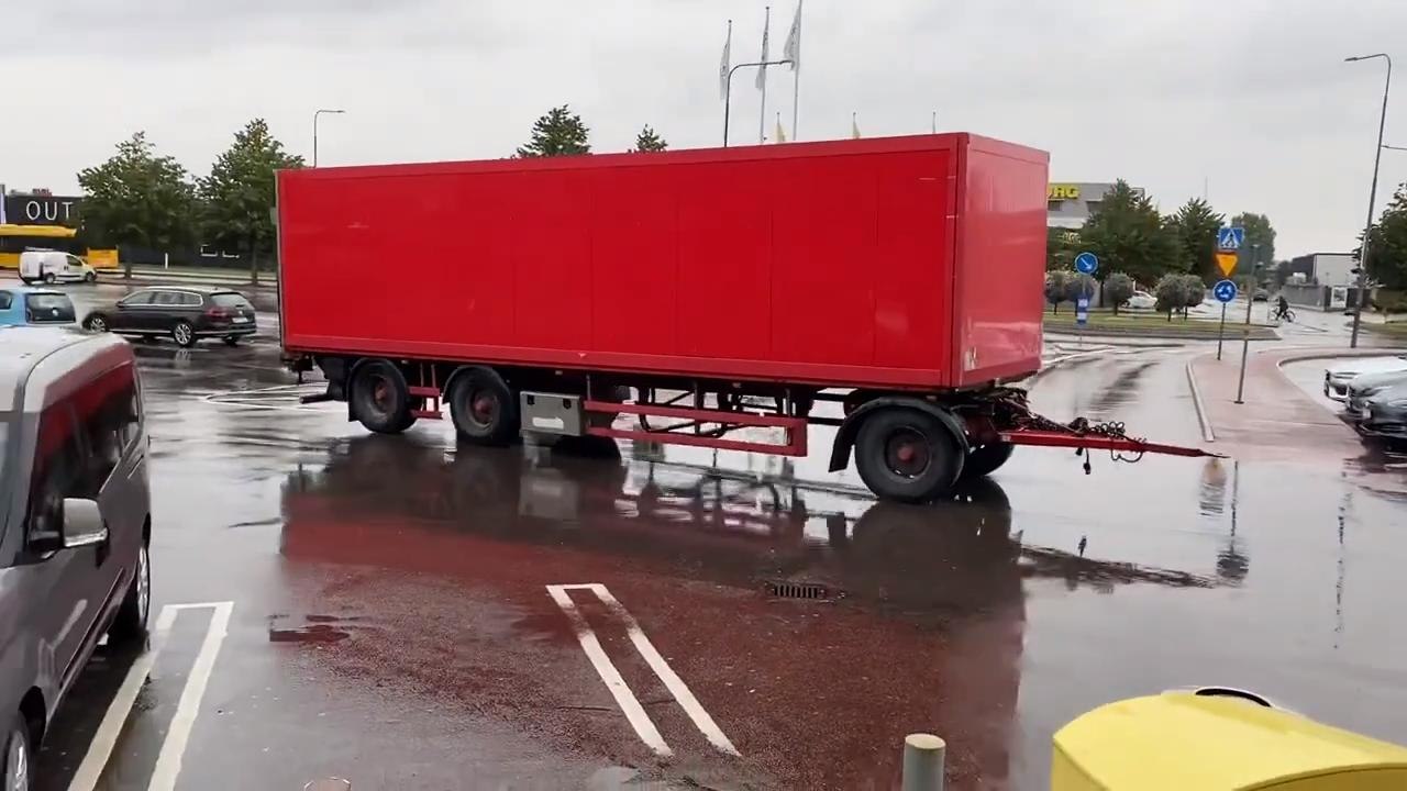 Trailer Rolls Backwards in Parking Lot And Crashes Into Car video