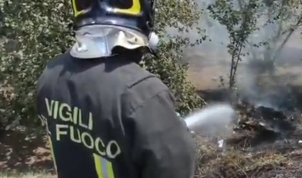 Avellino - Bruciano sterpaglie su A16, intervengono Vigili del Fuoco (28.07.20)