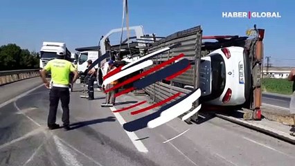 TIR devrildi, üzerinde yüklü 8 araç hasar gördü