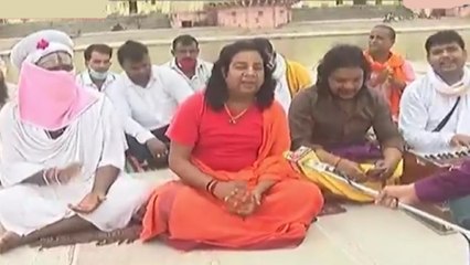 Tải video: Ayodhya: Devotees welcome lord Ram by singing bhajans