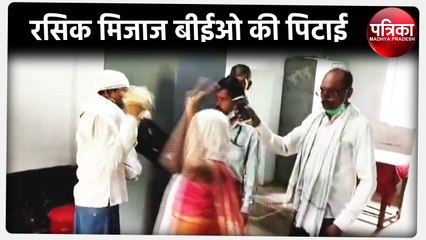 दो महिलाओं ने चप्पल से जमकर पीटा, वीडियो हुआ वायरल