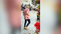 El disparatado homenaje a las víctimas del Covid en Navacerrada por bailarines extravagantes