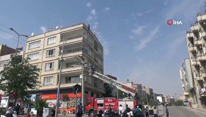 Çocuğunu göremediği için 5. kata çıkan şahsı polis ikna etti