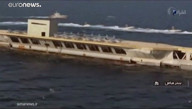 فيديو.. الحرس الثوري يدمر مجسم حاملة طائرات أمريكية في مضيق هرمز