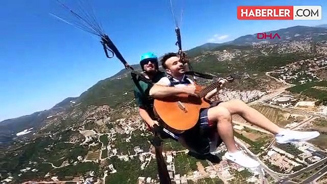 ANTALYA Yamaç paraşütüyle atlayış yapıp, 800 metrede gitar çaldı
