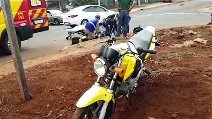 Mulher sofre fratura exposta em acidente entre carro e moto