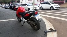 Batida entre carro e moto deixa homem ferido na Avenida Brasil