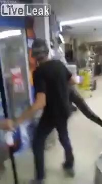 Faire ses courses avec un crocodile dans les bras... fou