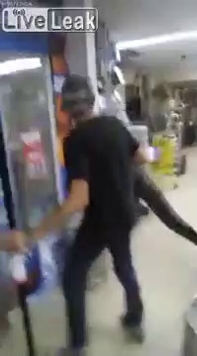 Faire  ses courses avec un crocodile dans les bras... fou