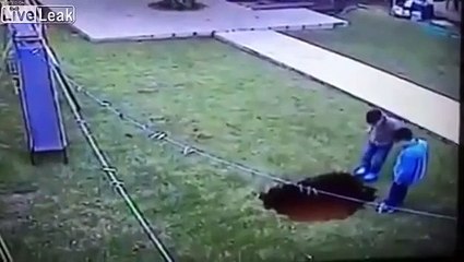 Download Video: 2 enfants jouent au bord d'un énorme trou dans le jardin... Mauvaise idée