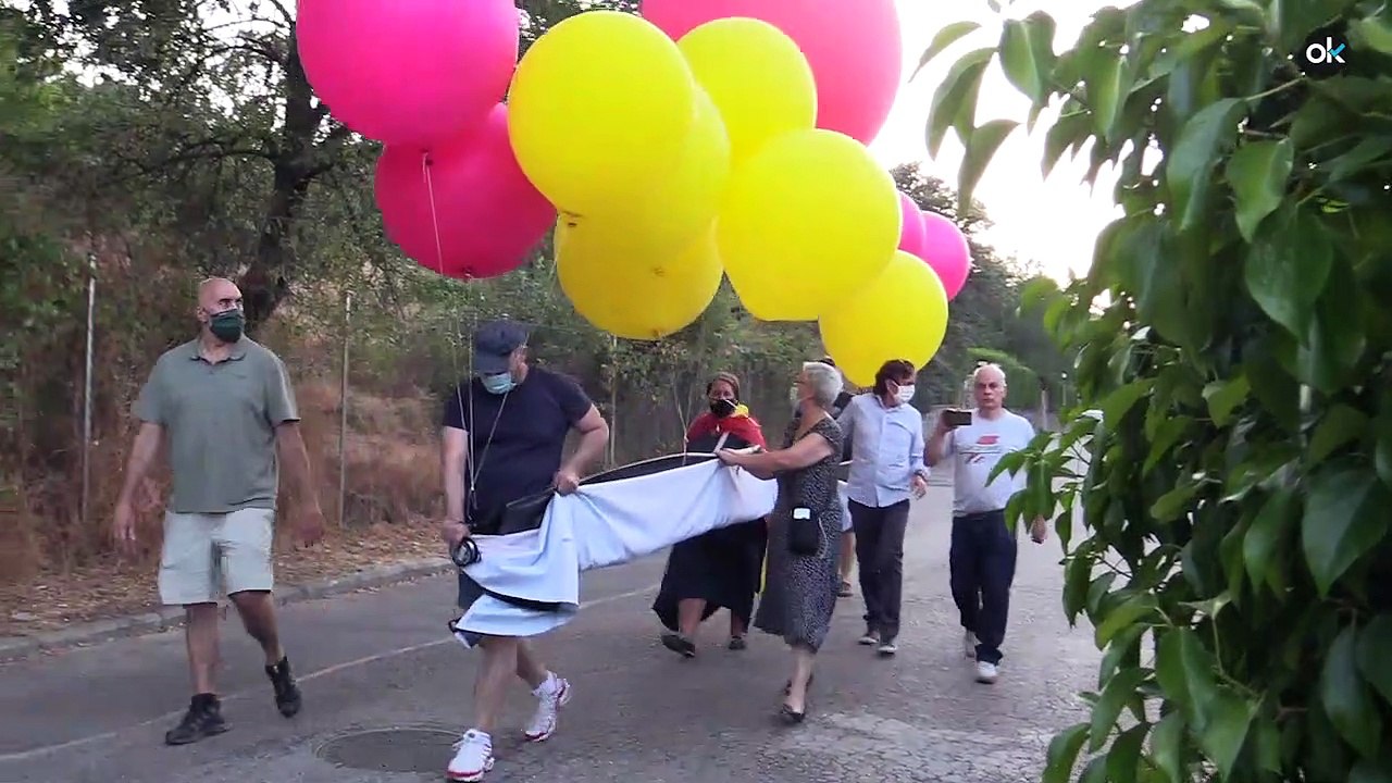 Vecinos de Galapagar despliegan una pancarta frente al casoplón de Iglesias: «La cloaca eres tú»
