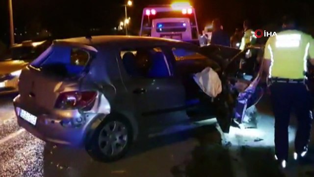 Otomobiller kafa kafaya çarpıştı: 4 yaralı