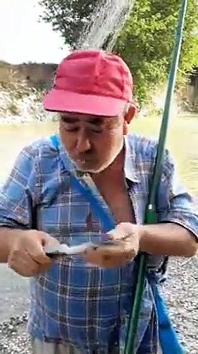 KADİRLİ'DE ÇİĞ BALIK YİYEN ADAM